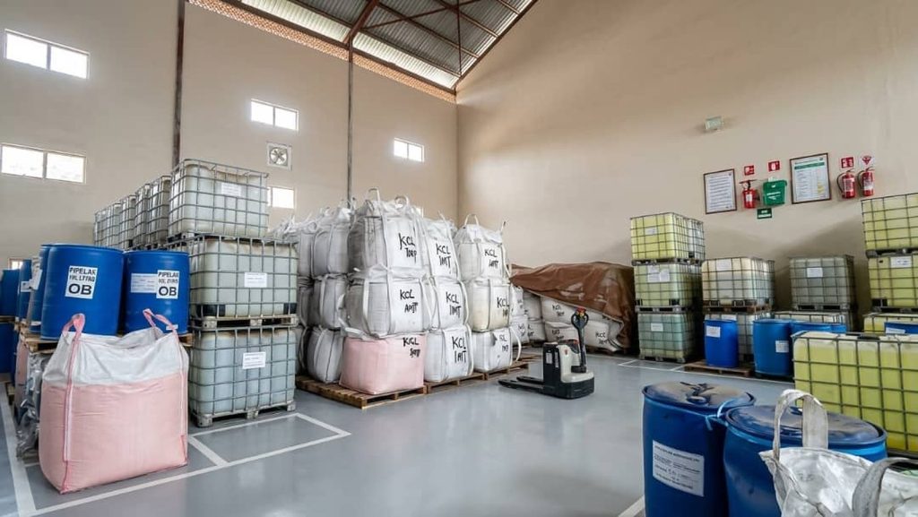 Chemical store with potassium chloride (KCl) bulk bags, IBC totes, drums and a pallet truck